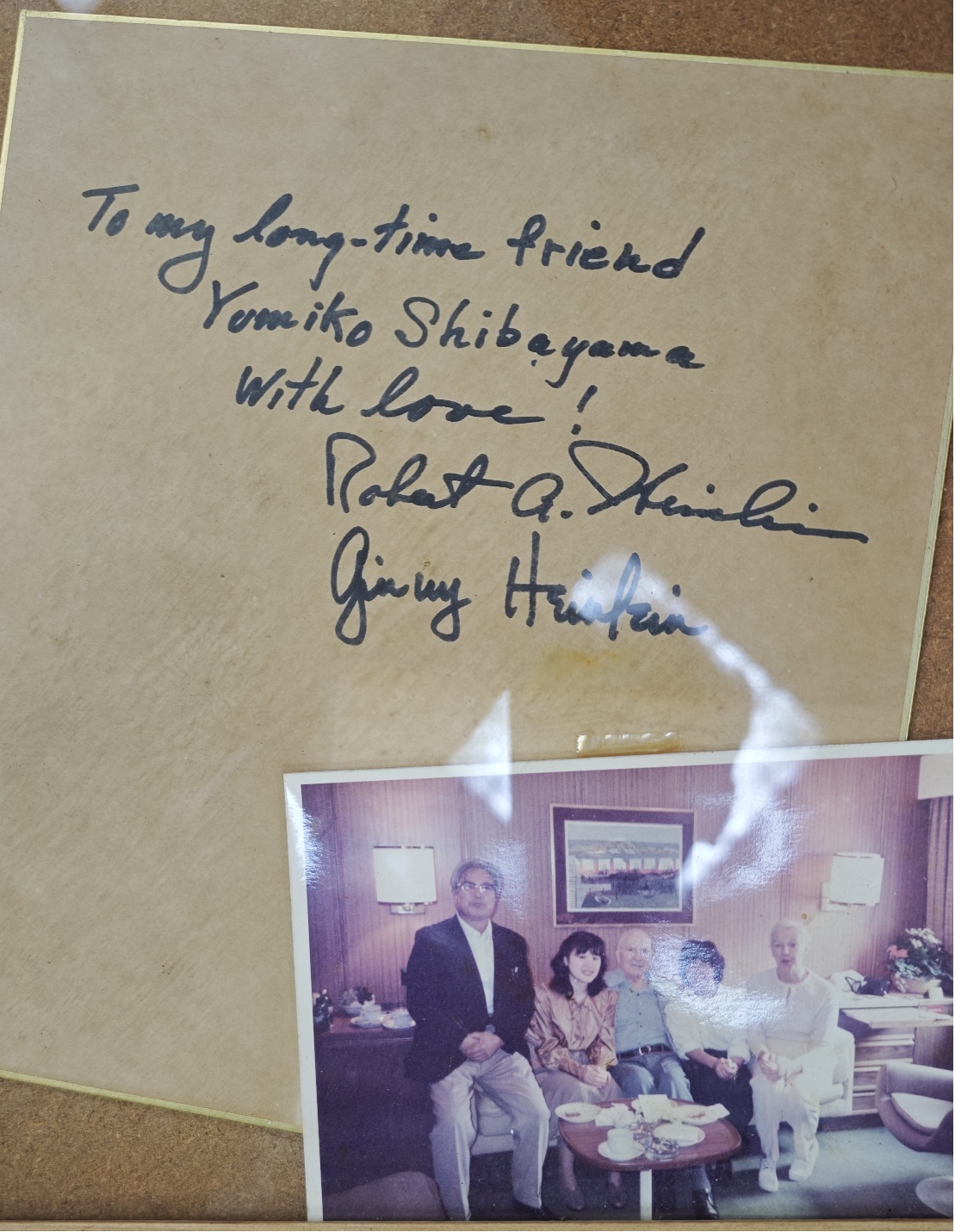 酒飲み部屋（ハインライン氏のサインと若い女性に囲まれてご満悦の巨匠）