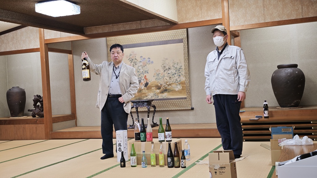 オークション（石飛卓美先生に相応しく酒類多し）