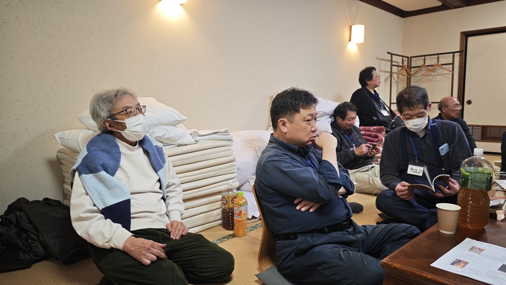 石飛卓美を語る部屋（左端が飛先生）