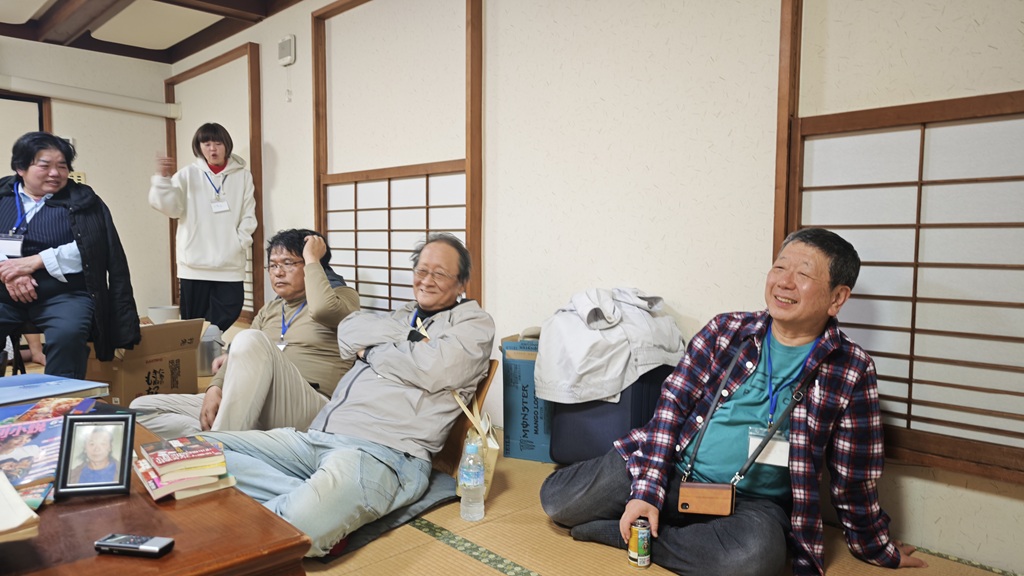 石飛卓美を語る部屋（右端が主催の平井さん）